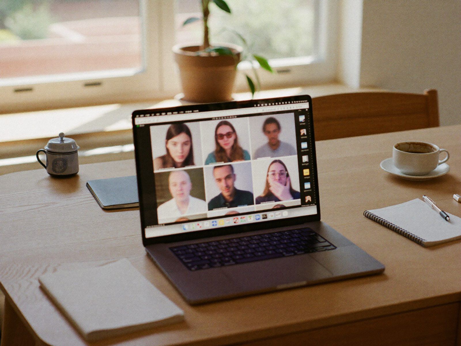 Laptop med et videomøde på et lyst skrivebord
