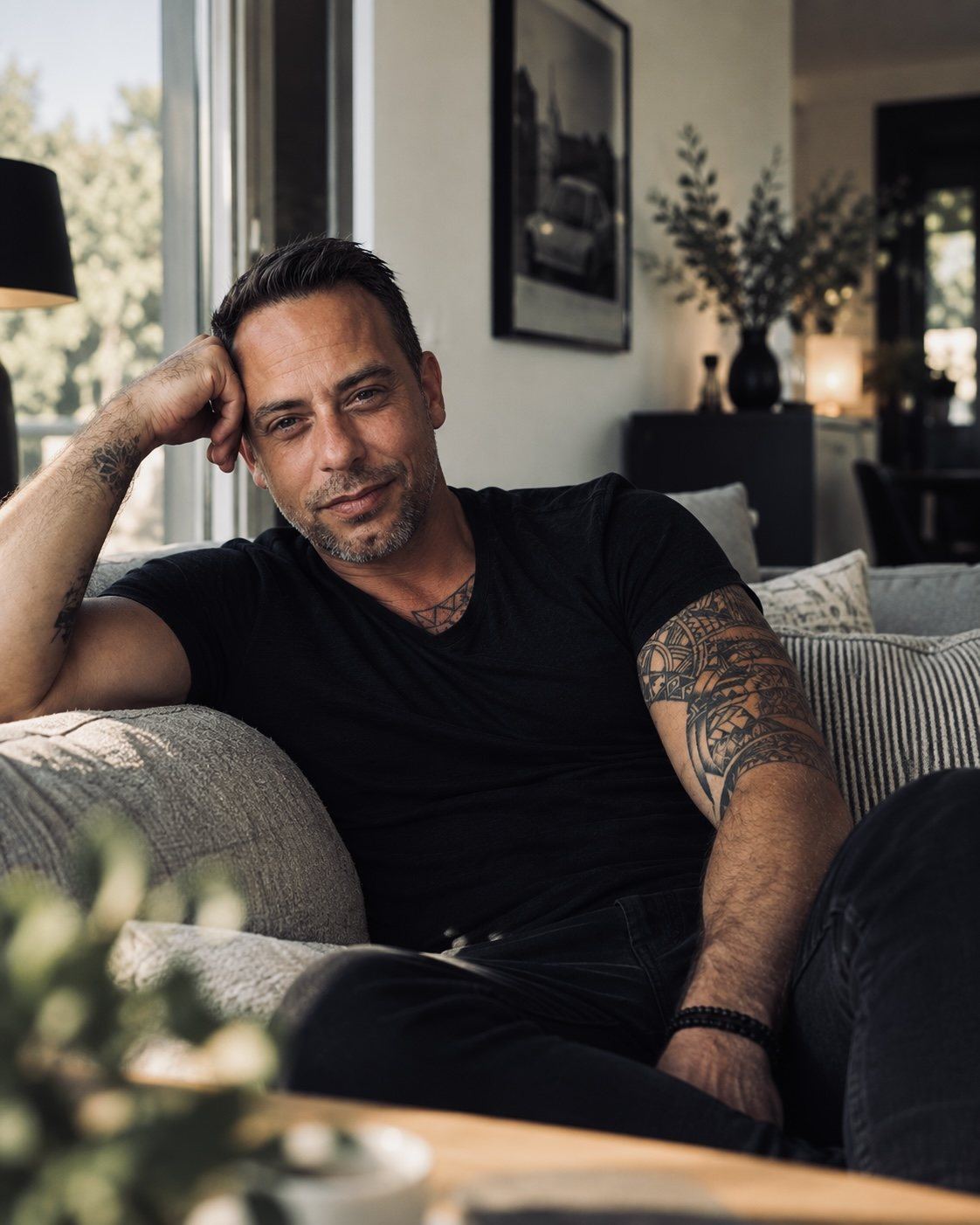 Martin Egesø sidder i en sofa og smiler